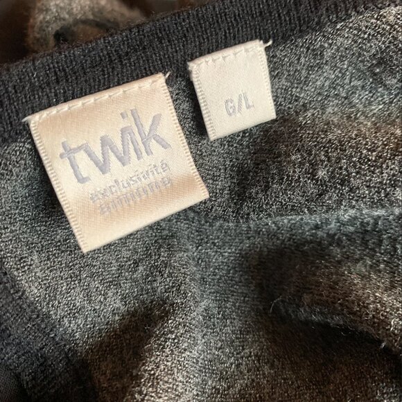 TWIK - Gray with black trim - Sweater with Bows in Back long sleeves - Large - Picture 11 of 12